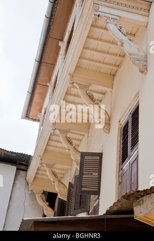 Zanzibar, Tanzanie. Influence de l'architecture de l'Asie du Sud--éléphant support têtes balcon supérieur. Banque D'Images