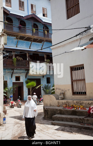 Zanzibar, Tanzanie. Stone Town Scène de rue. Du sud de l'influence indienne, de l'architecture. Banque D'Images