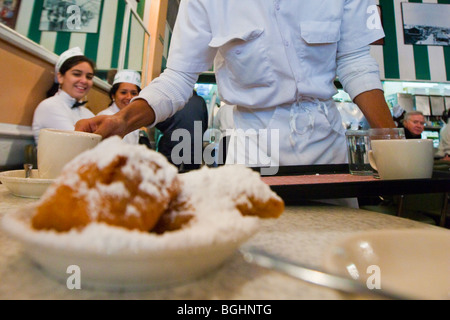 Beignets au Café du Monde dans le quartier français de La Nouvelle-Orléans, Louisiane Banque D'Images