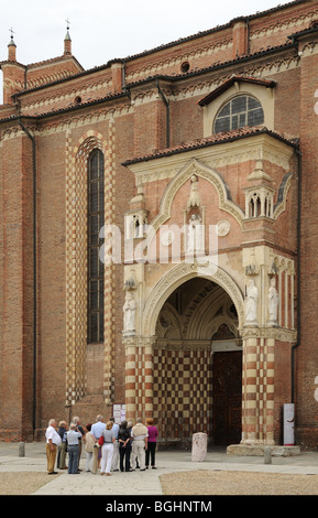 Entrée principale et portique de brique et de tuffeau du 14ème siècle gothique Cathédrale Duomo Catedrale Asti Piémont Italie Banque D'Images