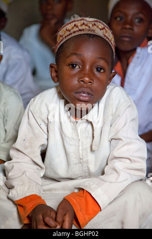 Zanzibar, Tanzanie. Jeune garçon en madrassa (école coranique). Banque D'Images