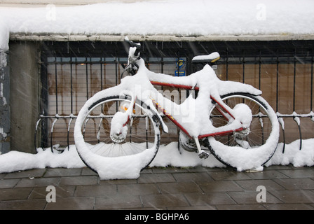 Location stationnement couvert de neige Banque D'Images