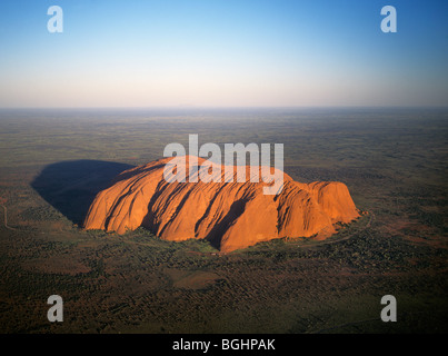 L'Australie, Territoire du Nord, le Parc National d'Uluru-Kata Tjuta, vue aérienne d'Ayers Rock Banque D'Images