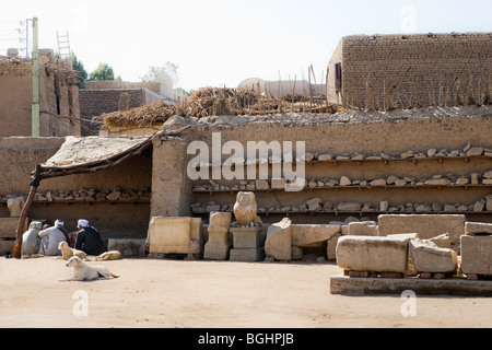 Magazine de stockage au Temple de Montu à Tod, vallée du Nil, au sud de Louxor, Egypte Banque D'Images