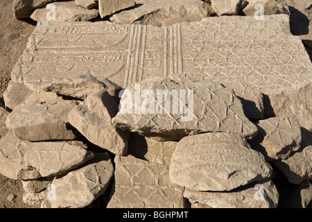 Tombé des morceaux de blocs de plafond montrant star soulagement à la Temple de Montu à Tod, vallée du Nil, au sud de Louxor, Egypte Banque D'Images