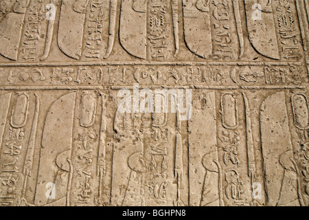 Bloc plafond tombé au Temple de Montu à Tod, vallée du Nil, au sud de Louxor, Egypte Banque D'Images