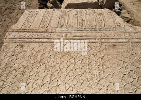 Plafond tombé bloc indiquant star soulagement à la Temple de Montu à Tod, vallée du Nil, au sud de Louxor, Egypte Banque D'Images