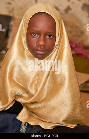 Zanzibar, Tanzanie. Jeune fille dans la madrassa (école coranique). Banque D'Images