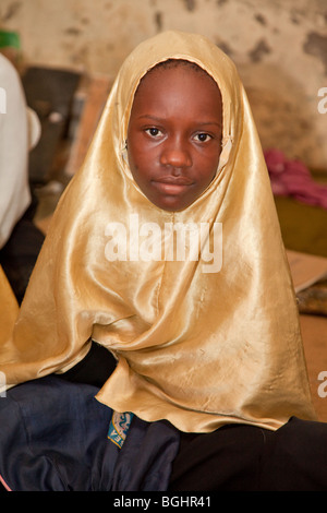 Zanzibar, Tanzanie. Jeune fille dans la madrassa (école coranique). Banque D'Images