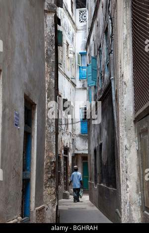 Zanzibar, Tanzanie. Rue étroite, Stone Town. Banque D'Images