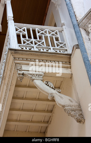 Zanzibar, Tanzanie. Influence de l'Asie du Sud dans la conception architecturale, la Ville En Pierre. Tête d'éléphant prend en charge les frais généraux d'un balcon. Banque D'Images