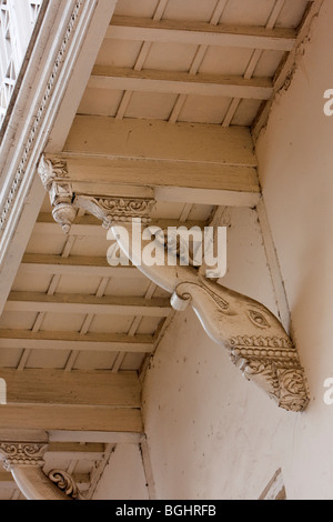 Zanzibar, Tanzanie. Influence de l'Asie du Sud dans la conception architecturale, la Ville En Pierre. Tête d'éléphant prend en charge les frais généraux d'un balcon. Banque D'Images