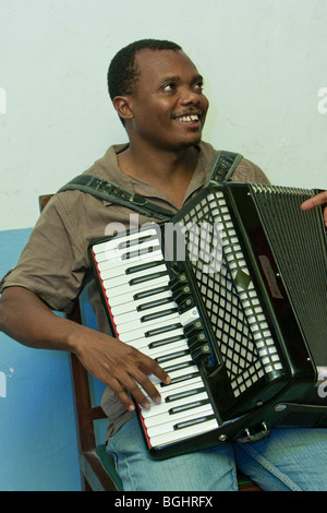 Zanzibar, Tanzanie. Musiciens Taarab. La culture Musical Club. Joueur d'accordéon. Banque D'Images