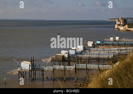 Plates-formes de pêche sur la rive de la Gironde, Talmont sur Gironde, Charente-Maritime, France Banque D'Images