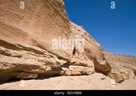 Wadi marbre et falaise montrant l'ancienne rock-art dans le désert oriental d'Égypte. Banque D'Images