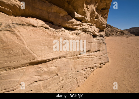 Afficher le long de wadi marbre montrant rock-Art dans le désert oriental d'Égypte. Banque D'Images