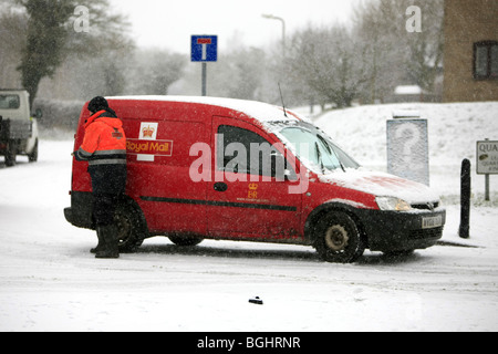 Royal Mail van des livraisons dans la neige de l'hiver Banque D'Images