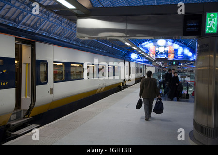 Les passagers à bord du train Eurostar à Londres St Pancras. Banque D'Images