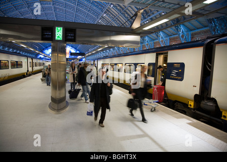 Les passagers à bord du train Eurostar à Londres St Pancras Banque D'Images