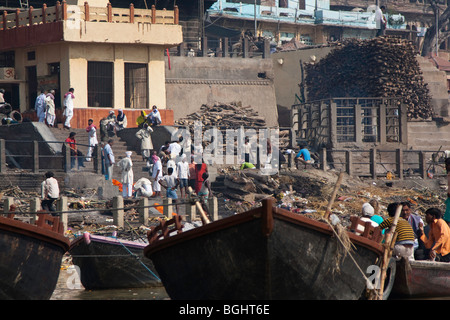 Ghats funéraires : Le Gange, Varanasi, Inde Banque D'Images