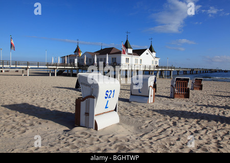 Chaises de plage en osier et jetée de station balnéaire de l'île de Usedom d'Ahlbeck, occidentale, l'Allemagne, l'Europe.Photo de Willy Matheisl Banque D'Images