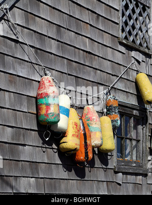 Les bouées de homard coloré accroché sur le côté d'une maison dans le village de pêcheurs de Peggy's Cove Banque D'Images