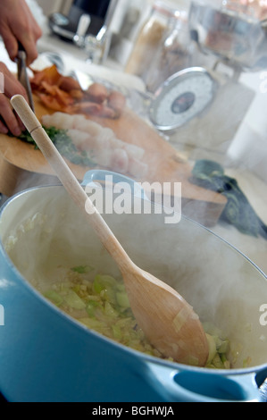 Cuisson à la casserole sur la cuisinière Banque D'Images