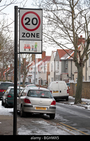 Un panneau routier Zone 20mph à Hounslow, Middx, UK avec une aire de dessin à l'accent dangers de conduire trop vite. Banque D'Images