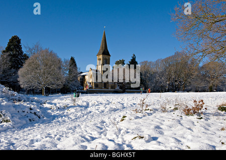 L'église Saint Pierre, Southborough, Kent, UK vu dans la neige de Southborough Common Banque D'Images