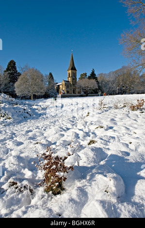 L'église Saint Pierre, Southborough, Kent, UK vu dans la neige de Southborough Common Banque D'Images