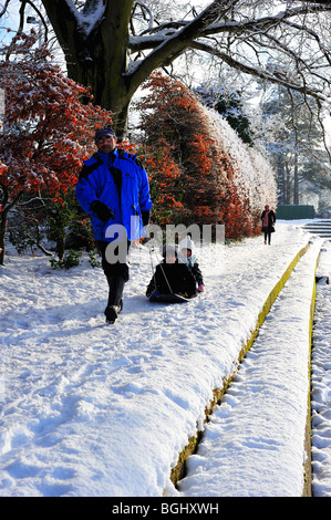 Les enfants sur un traîneau tiré par plus loin Banque D'Images