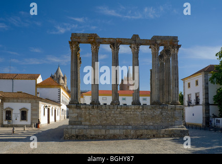 Portugal, Evora, le temple romain de Diana et la Pousada dos Loios, cathédrale en arrière-plan Banque D'Images