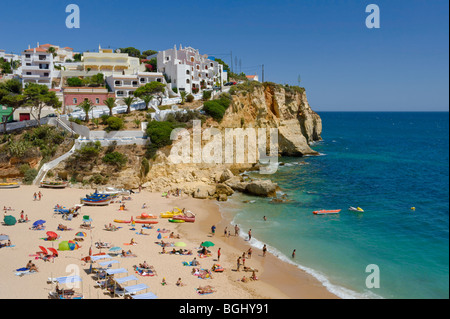 Portugal, Algarve, Praia do Carvoeiro, le village et la plage en été Banque D'Images