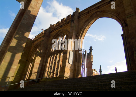 Vue de la cathédrale de Coventry ruines, pris dans les étapes menant à la nouvelle cathédrale. Banque D'Images