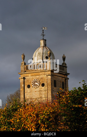 BOURTON-SUR-L'EAU, GLOUCESTERSHIRE, Royaume-Uni - 02 NOVEMBRE 2009 : la tour domée de l'église Saint-Laurent en plein soleil Banque D'Images