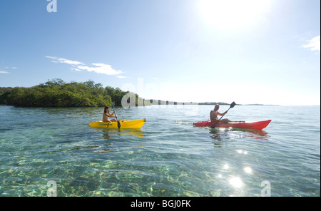 Père et fille du kayak de mer à Bocas del Toro, l'Île de Colon, Panama Banque D'Images