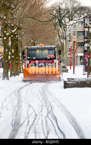 Un véhicule du conseil de déblayer la neige de la principale rue commerçante de la ville néerlandaise de Veenendaal Banque D'Images