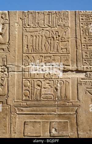 Relief représentant les instruments médicaux couloir extérieur le Temple de Sobek et Haroeris à Kom Ombo dans la vallée du Nil, de la Haute Égypte Banque D'Images