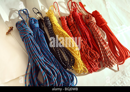 Cordes enroulées, drisses, parage et feuille pliée sur surface de voile. Banque D'Images
