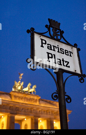 La Pariser Platz (place de Paris ) plaque de rue et Brandenburger Tor Banque D'Images