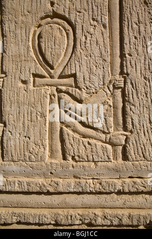 Soulagement de l'ankh, avec des bras tenant le personnel de le Temple de Sobek et Haroeris à Kom Ombo dans la vallée du Nil, de la Haute Égypte Banque D'Images