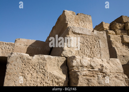 Démonstration de technique de vinaigrette sur les blocs de pierre au temple Kom Ombo dans la vallée du Nil, de la Haute Égypte Banque D'Images