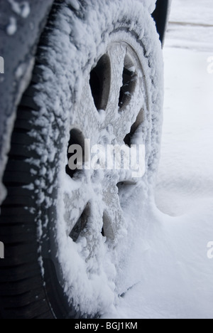 Roue de voiture couverte de neige Banque D'Images