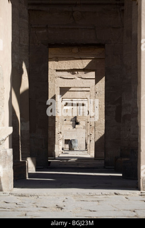 Regardant à travers le vestibule de la salle d'offrandes, temple de Sobek et Haroeris à Kom Ombo dans la vallée du Nil, l'Egypte Banque D'Images