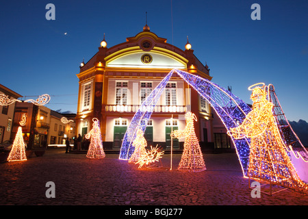 La construction du théâtre et quelques décorations de Noël dans la ville de Ribeira Grande. Açores, Portugal. Banque D'Images