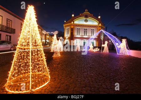 La construction du théâtre et quelques décorations de Noël dans la ville de Ribeira Grande. Açores, Portugal. Banque D'Images