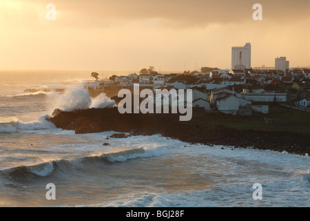 Le temps orageux de frapper la ville de Lagoa, sur la côte sud de l'île de São Miguel, Açores, Portugal. Banque D'Images