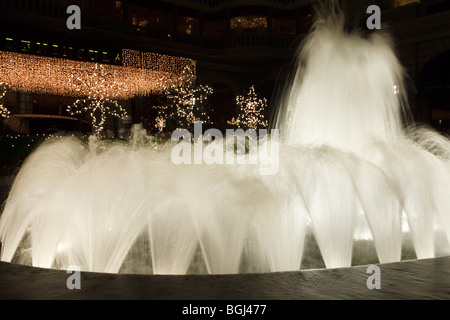 Fontaine de nuit, blurred motion avec une longue exposition Banque D'Images