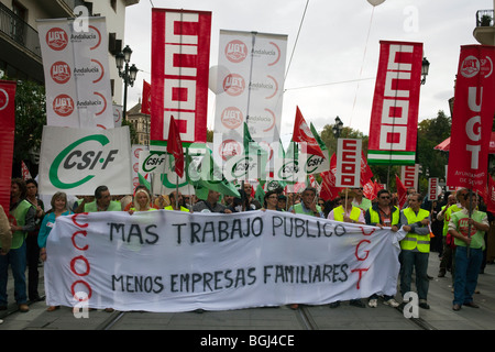 Les syndicats mars à Séville, en Espagne, pour protester contre le chômage et de demander de l'aide pour l'emploi public et moins les entreprises familiales Banque D'Images