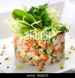 Salade avec saumon, caviar et roquette sur un fond blanc Banque D'Images